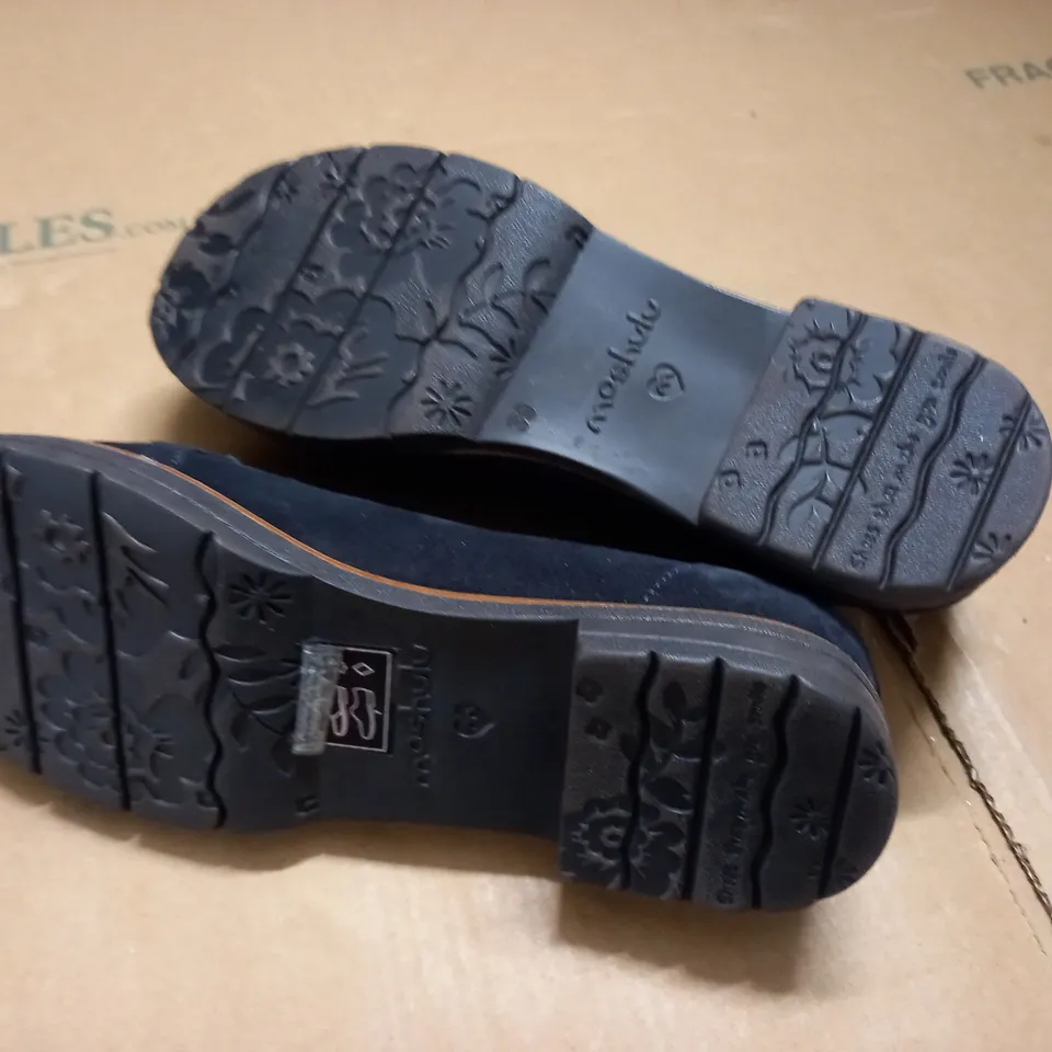 PAIR OF MOSHULU NAVY SHOES - 39