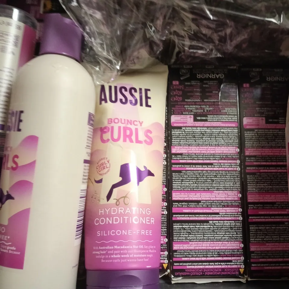 APPROXIMATELY 20 ASSORTED COSMETIC ITEMS TO INCLUDE GARNIER, AUSSIE, ETC - COLLECTION ONLY