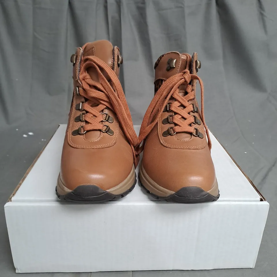 BOXED PAIR OF ADESSO BOOTS IN BROWN & ANIMAL PRINT COLOUR SIZE 3