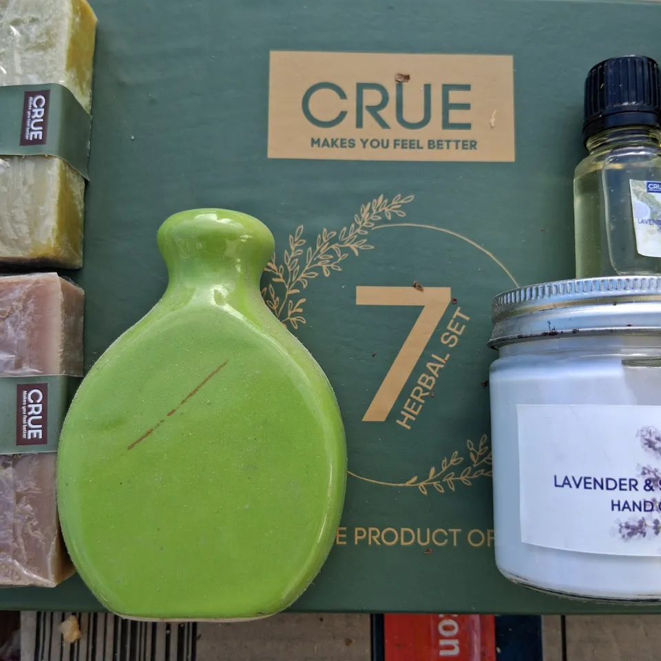 APPROXIMATELY EIGHT CRUE 7 PIECE HERBAL SET