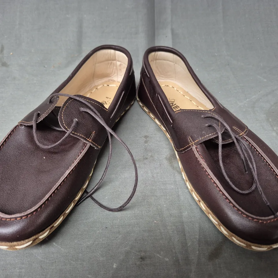 BOXED PAIR OF NEFES SHOES IN DARK BROWN SIZE M9