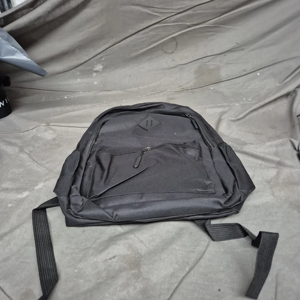 BLACK RUCKSACK WITH FRONT POCKET AND ADJUSTABLE STRAPS