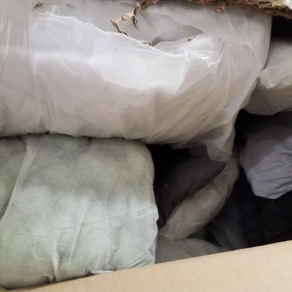 PALLET OF 2 BOXES CONTAINING ASSORTED BEDDING INCLUDING PILLOWS & DUVETS