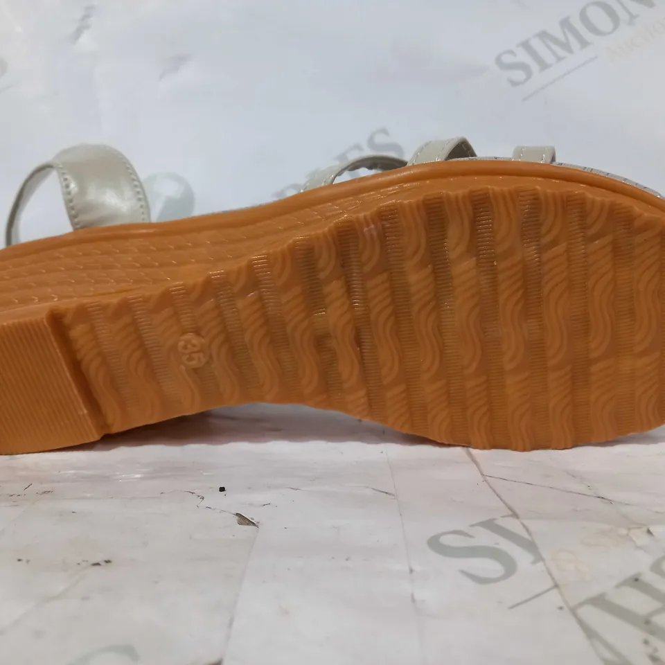 BOXED PAIR OF YANYUZU WEDGE SANDALS IN BEIGE EU SIZE 35