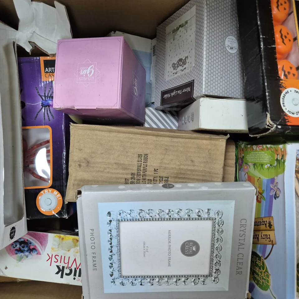 BOX OF APPROXIMATELY 10 ASSORTED HOUSEHOLD ITEMS TO INCLUDE GLITTER ALARM CLOCK, MINI SQUEEZE POP, TUXEDO HIP FLASK, ETC - COLLECTION ONLY