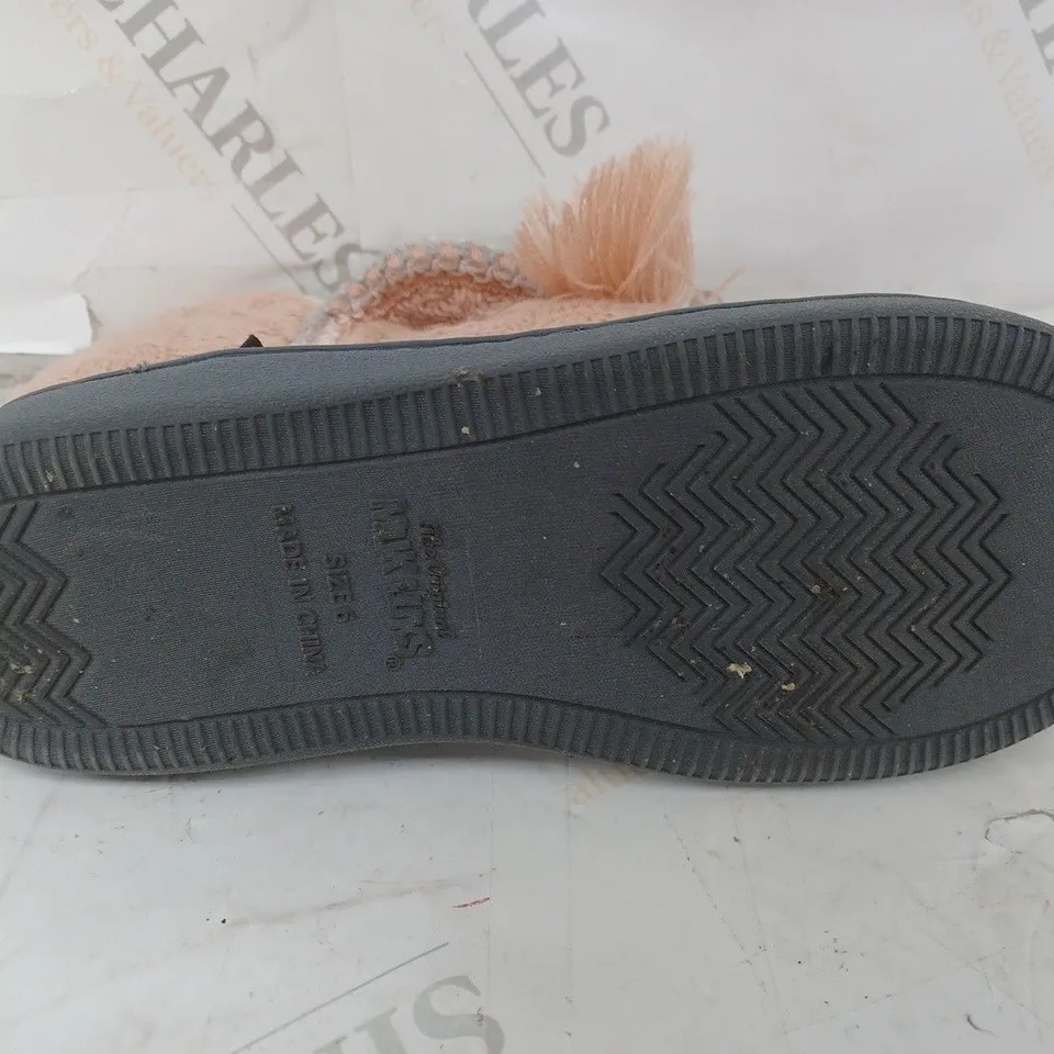 2 PAIRS OF MUKLUKS SLIP ON FLEECE/KNIT EFFECT SLIPPERS IN SALMON PINK SIZE 6, GREY SIZE 8
