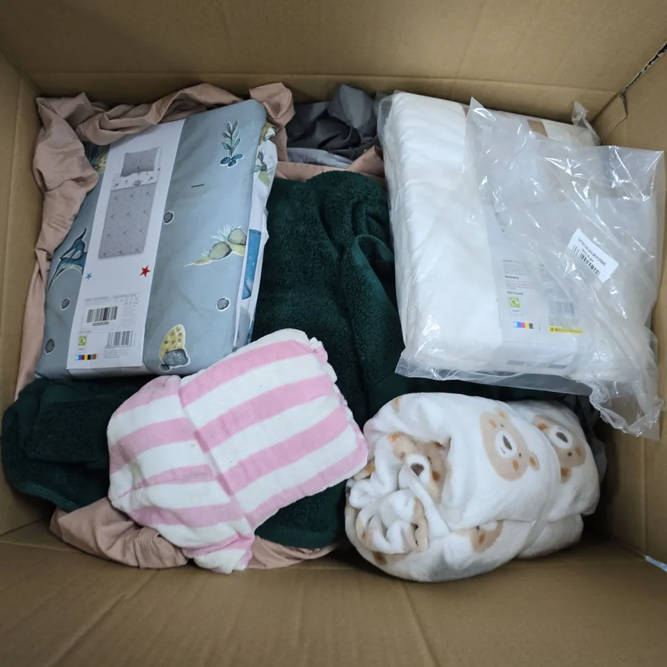 APPROXIMATELY 15 ASSORTED HOMEWARE ITEMS TO INCLUDE DINO DUVET SET, BABY BEAR FLEECE, BATH TOWEL, ETC 