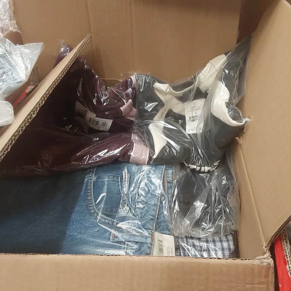 PALLET CONTAINING A VERY LARGE QUANTITY OF BRAND NEW ASSORTED CLOTHING INCLUDING: JUMPERS, JEANS, BIKINIS, T-SHIRTS, TROUSERS ECT