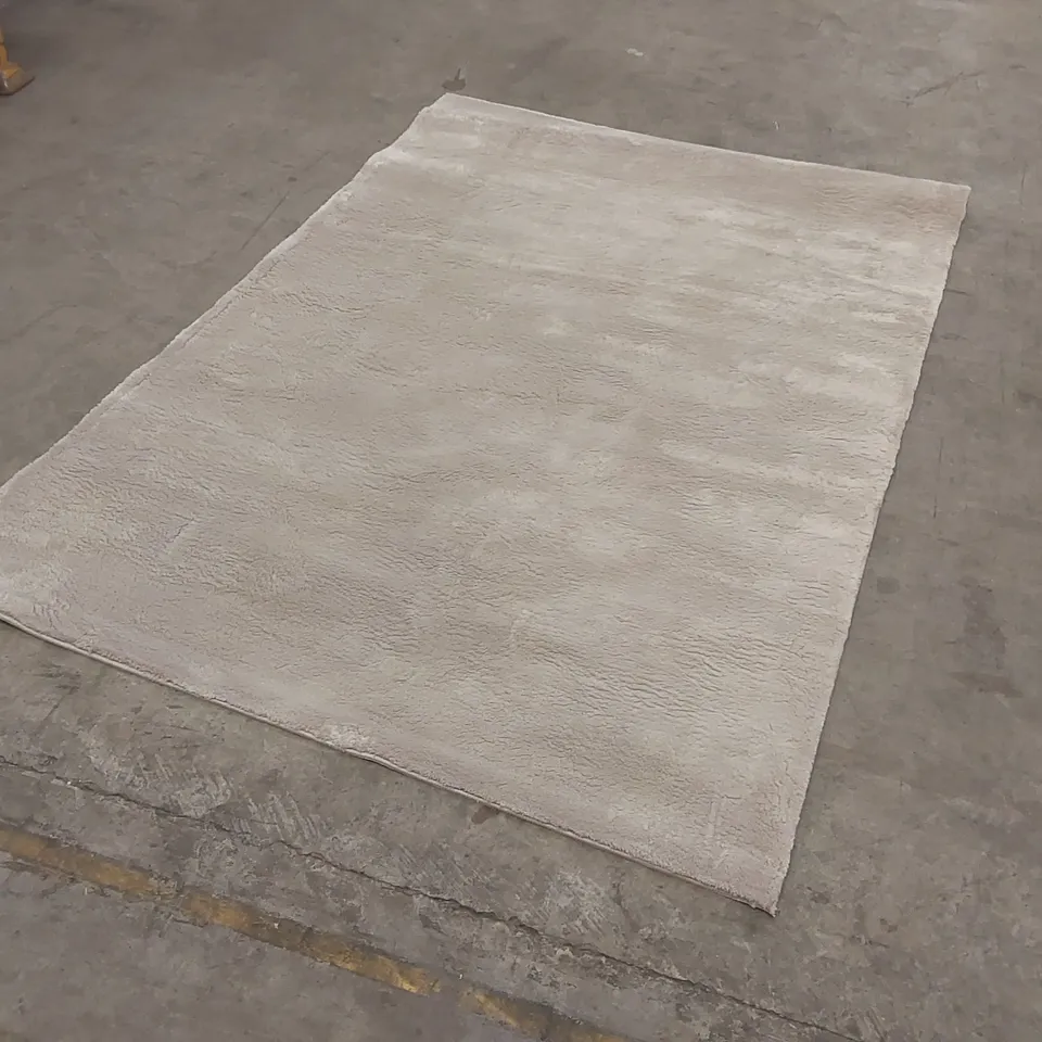 QUALITY DESIGNER AREA RUG - APPROXIMATELY 200 x 140cm