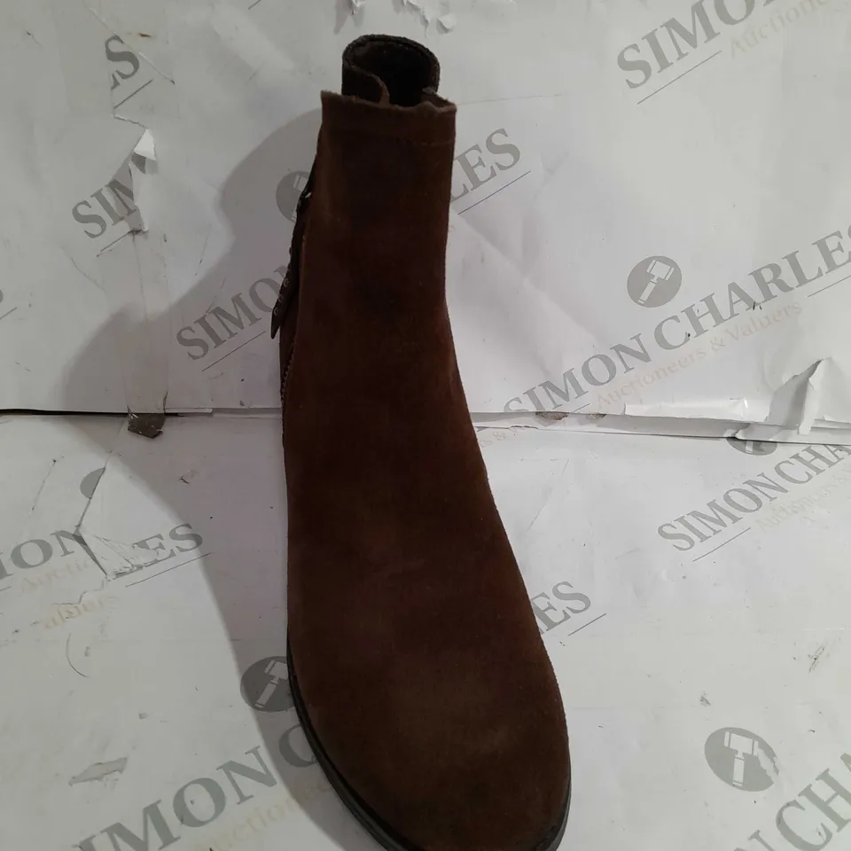 BOXED PAIR OF SKECHERS TAXI ZIP BOOTS IN CHOCOLATE SIZE 5.5