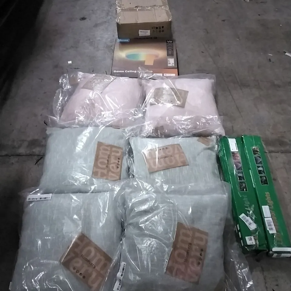 PALLET OF HOUSEHOLD ITEMS TO INCLUDE BAGGED  HOMEVERY CUSHIONS, METEOR LIGHTS, CEILING LIGHT PRO,  CHRISTMAS DECORATIONS AND OTHER ASSORTED ITEMS...