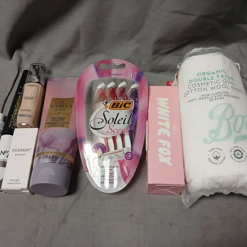 BOX OF APPROX 10 ASSORTED HEALTH & BEAUTY ITEMS TO INCLUDE - BIC SOLEIL SCENT RAZOR PACK, COTTON WOOL PADS & WHITE FOX