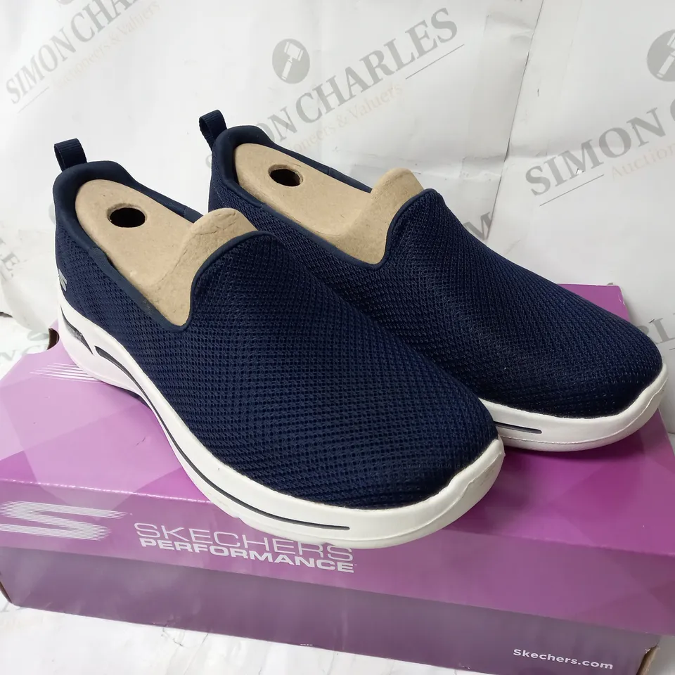  SKECHERS GO WALK 6, BLACK , UK SIZE 4.5