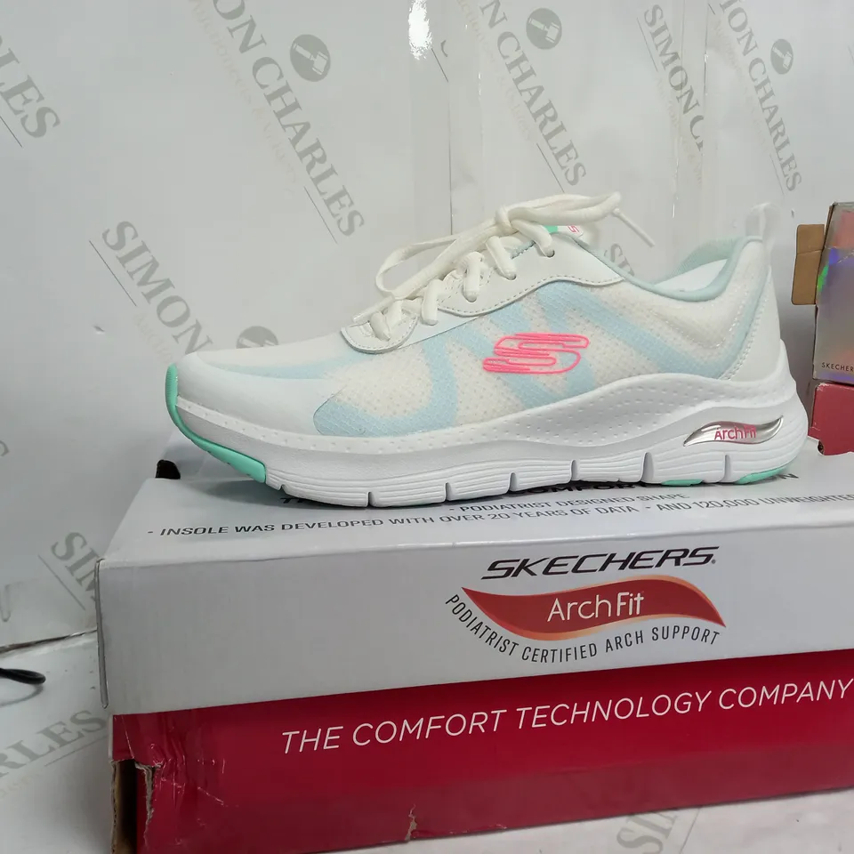 SKETCHERS ARCHFIT TRAINERS SIZE 5.5