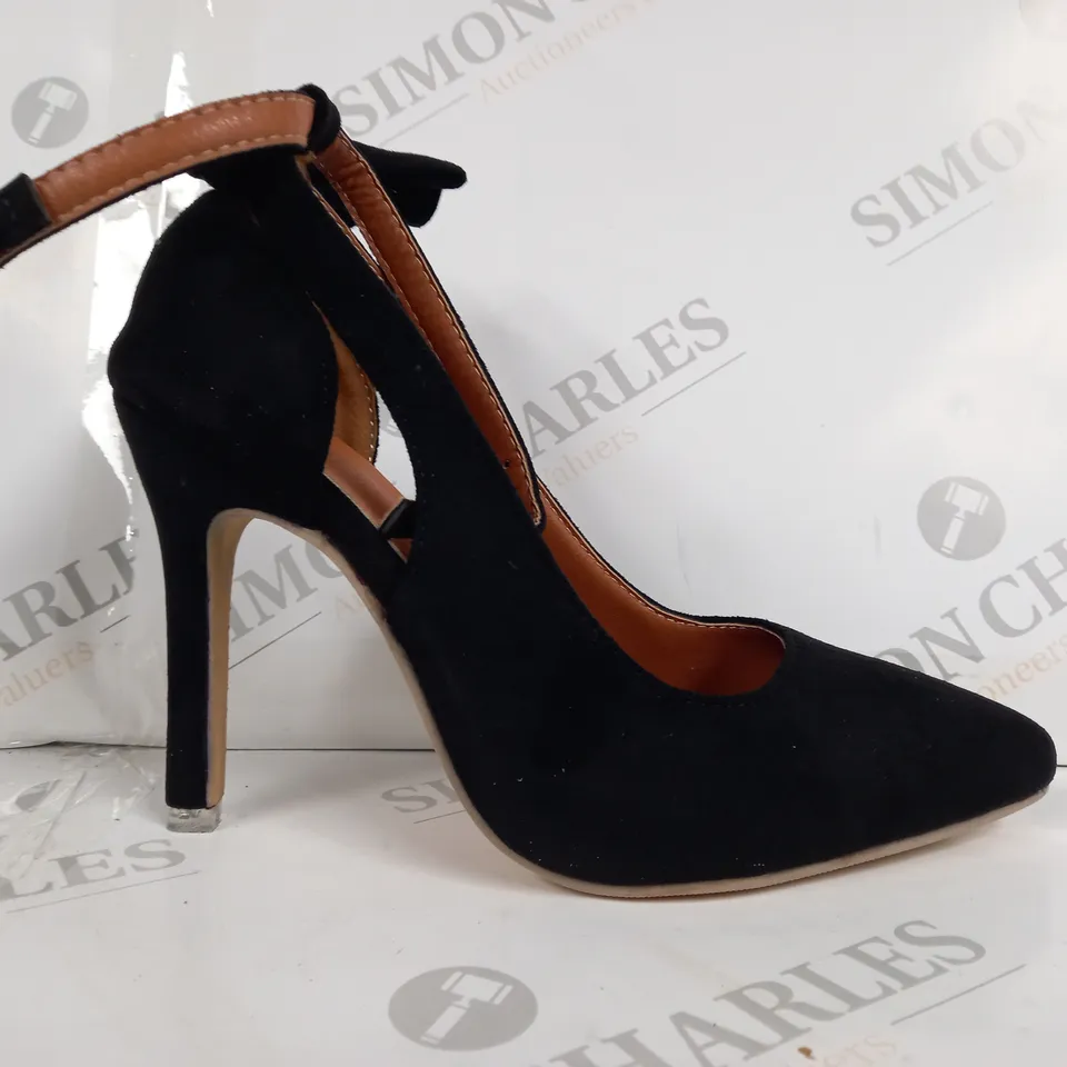 BOXED PAIR OF DESIGNER POINTED TOE STILETTO HEELS IN BLACK EU SIZE 37