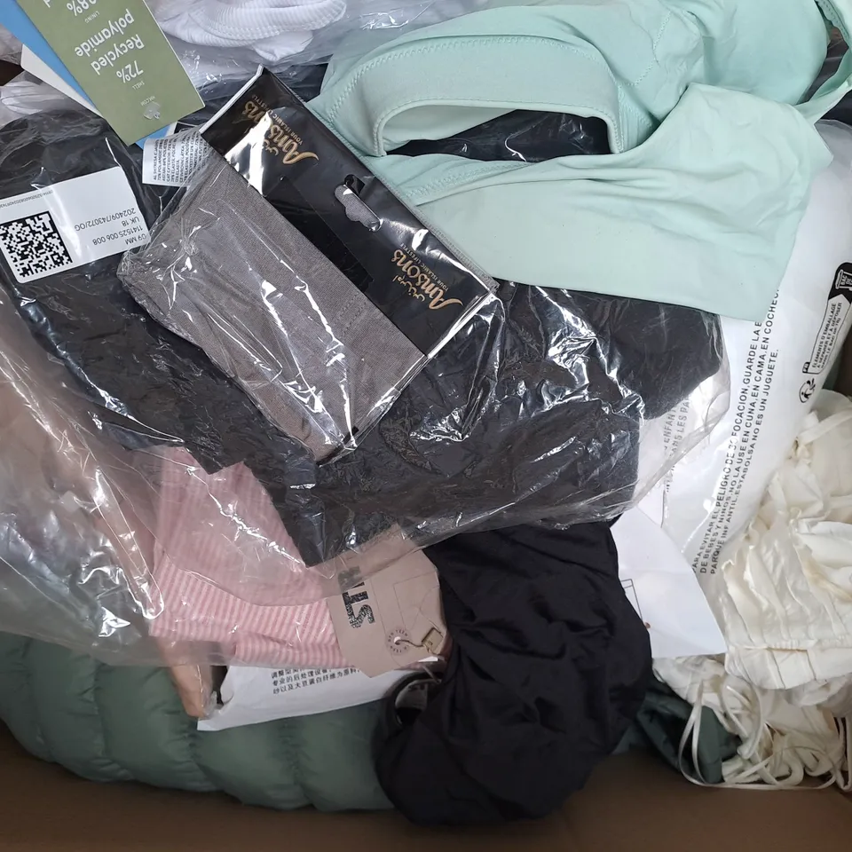 BOX OF APPROXIMATELY 20 ASSORTED CLOTHING AND FASHION ITEMS IN VARIOUS STYLES AND SIZES TO INCLUDE SHEIN, AUMORA, ETC
