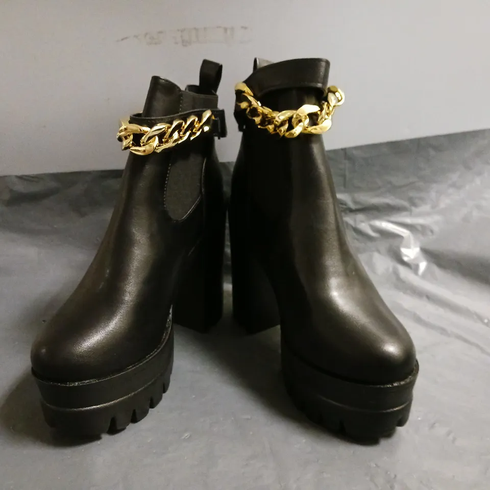 BOXED PAIR OF UNBRANDED HIGH BLOCK HEEL SHOES IN BLACK W. GOLD PLASTIC CHAIN DETAIL SIZE EU 38