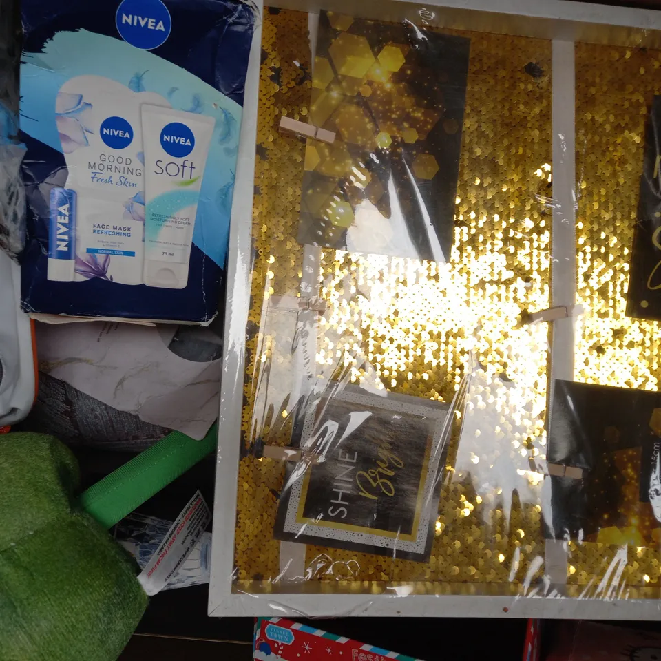 BOX OF APPROXIMATELY 20 ASSORTED HOUSEHOLD ITEMS TO INCLUDE LOL SURPRISE POCKET TISSUES, RETRO MONEY BANK, ETC