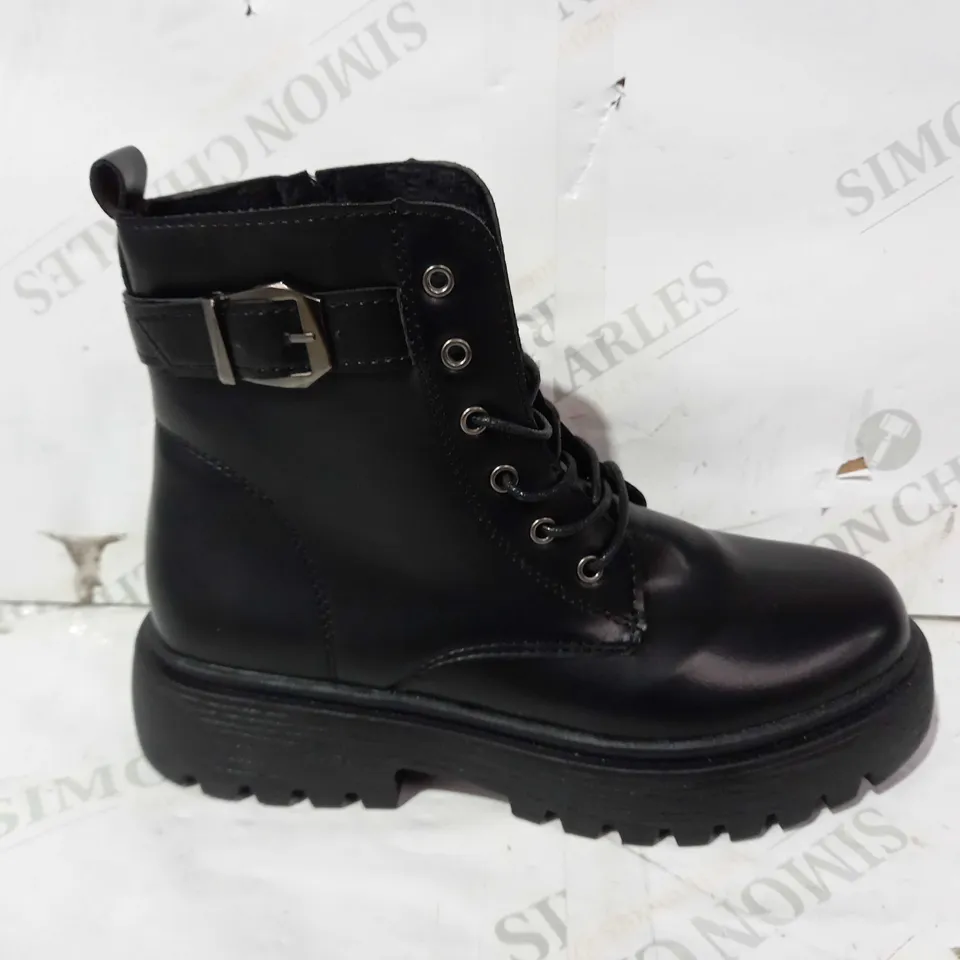 BOXED PAIR OF DESIGNER BOOTS IN BLACK EU SIZE 39