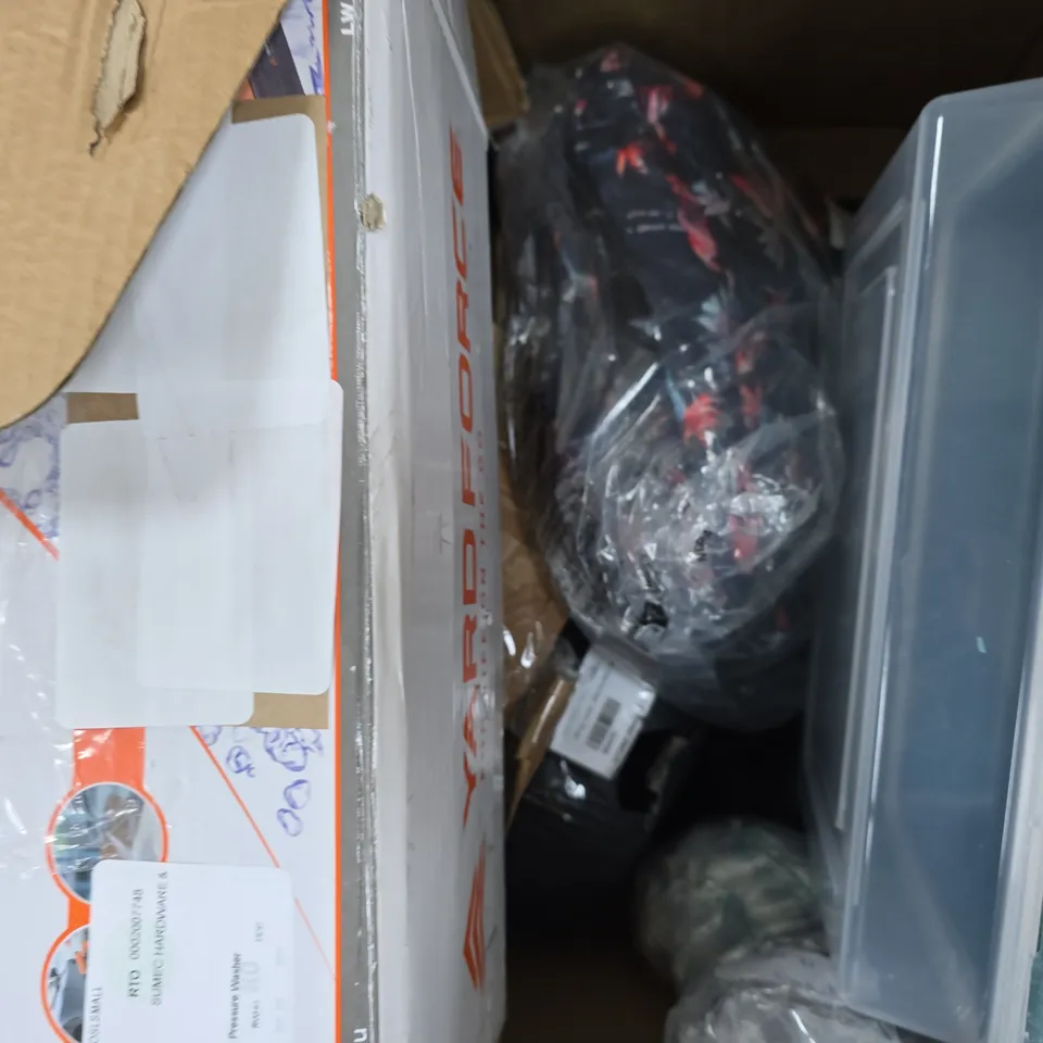 BOX OF APPROXIMATELY 8 ASSORTED HOUSEHOLD ITEMS TO INCLUDE ASHWOOD BAG, FESTIVE DECORATION, ETC - COLLECTION ONLY