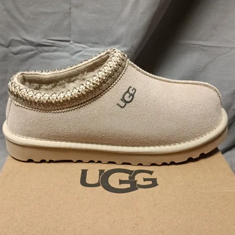 UGG WOMEN'S DAKOTA SLIPPERS – BEIGE SUEDE, SHEARLING TRIM, UK 6
