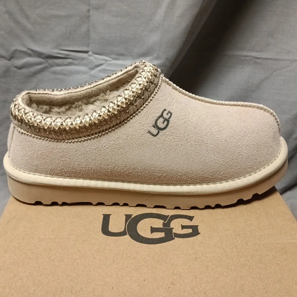 UGG WOMEN'S DAKOTA SLIPPERS – BEIGE SUEDE, SHEARLING TRIM, UK 6