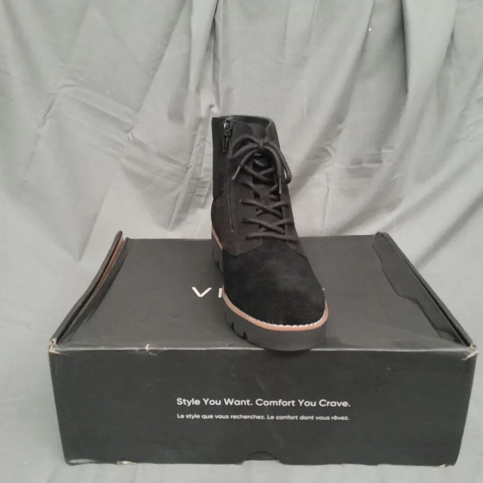 BOXED PAIR OF VIONIC LARSON LACE UP BOOTS IN BLACK SIZE 4