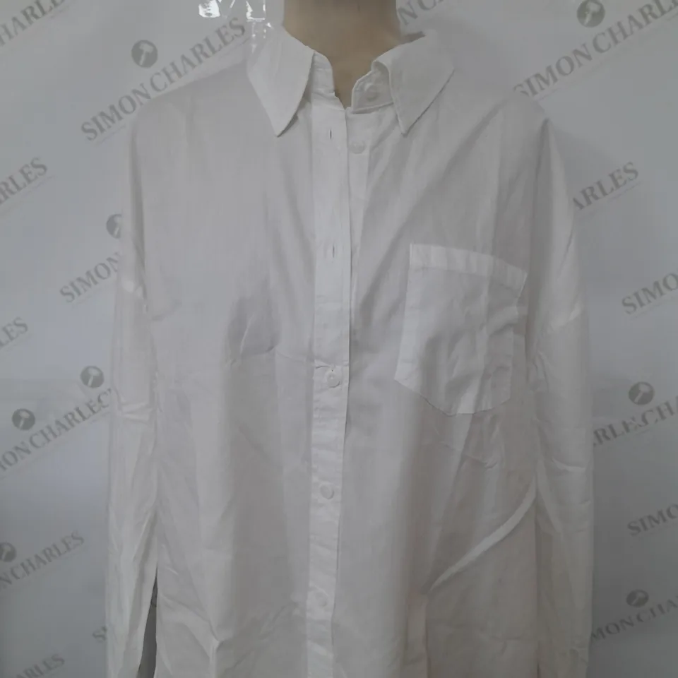 APPROXIMATELY 20 ASSORTED COTTON ON CLOTHING ITEMS TO INCLUDE DAD SHIRT IN WHITE SIZE S, CLASSIC WASHED HOODIE IN WASHED GREEN SIZE 2XS, BOOTLEG CARGO PANTS IN PORCELAIN SIZE 42EU