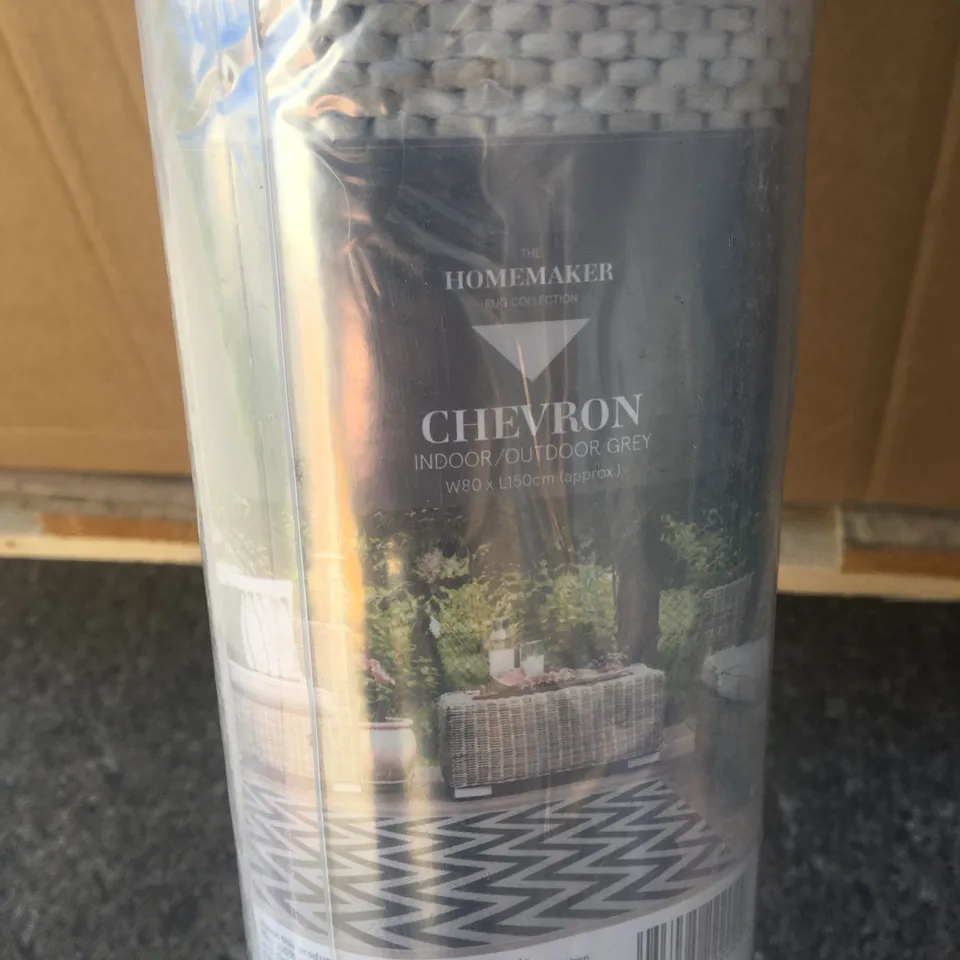 BRAND NEW HOMEMAKER CHEVRON INDOOR/OUTDOOR GEOMETRIC PATTERNED RUG APPROXIMATELY W80XL150CM