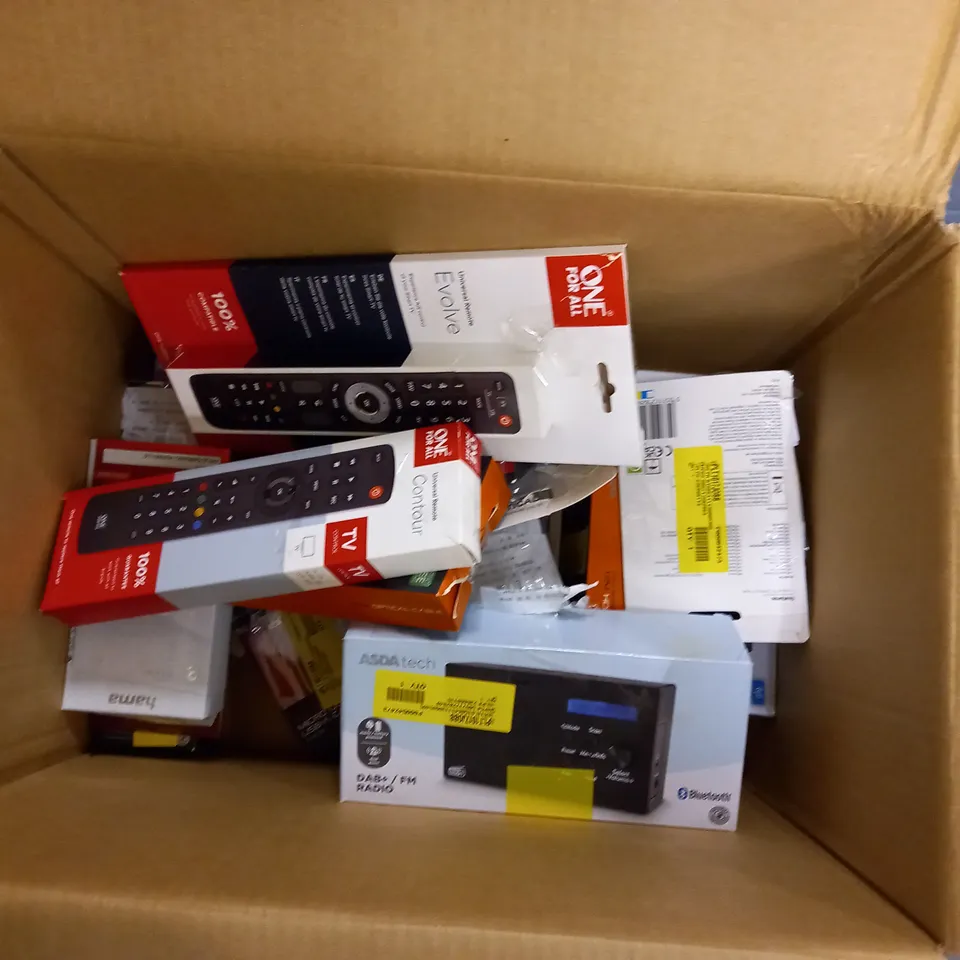 LOT OF APPROX 15 ASSORTED ELECTRICAL ITEMS TO INCLUDE DAB RADIO, TV REMOTE, OPTICAL CABLE ETC