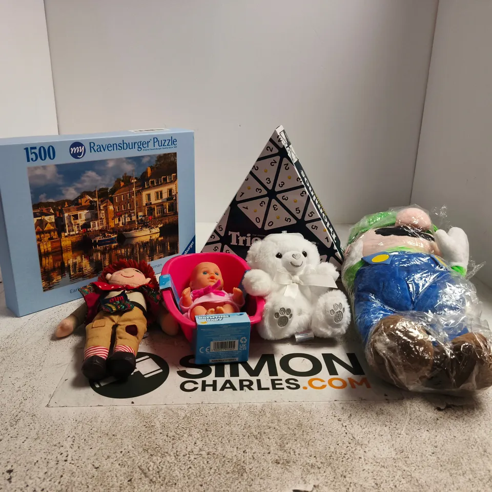 BOX OF APPROXIMATELY 25 ASSORTED TOY/GAME ITEMS TO INCLUDE JIGSAWS, TRIOMINOS, LUIGI SOFT TOY, BATH TIME BABY ETC