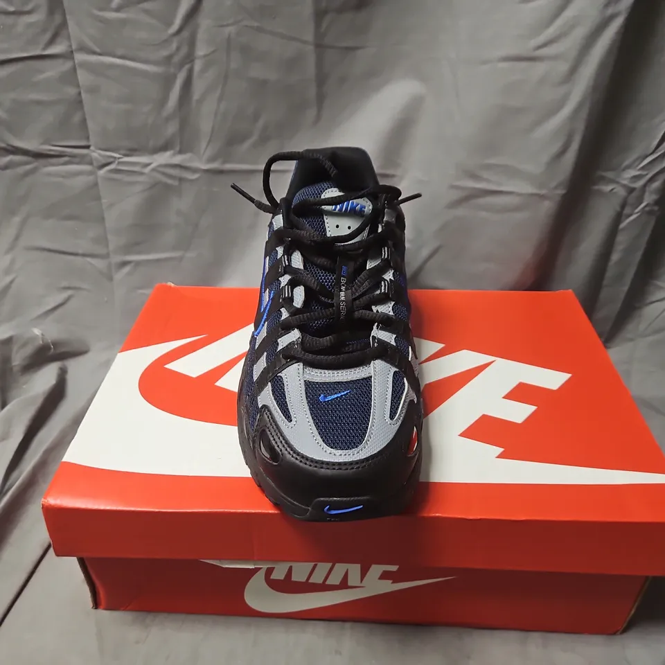 BOXED NIKE P-6000 TRAINERS – BLACK/GREY WITH BLUE ACCENTS, UK 11