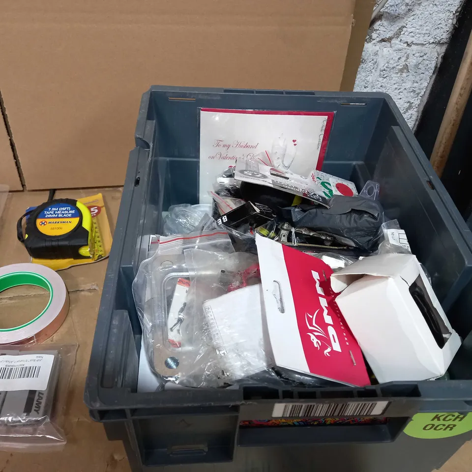 TOTE OF APPROXIMATELY 25 ASSORTED ITEMS TO INCLUDE A 7.5M TAPE MEASURE, A 5PC PAINT BRUSH SET AND A PAIR OF SWIMMING GOGGLES