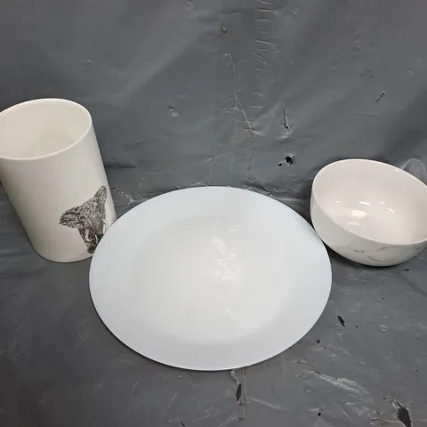 APPROXIMATELY 10 ASSORTED DINNERWARE PRODUCTS TO INCLUDE PLATES, BOWLS, STORAGE ETC 