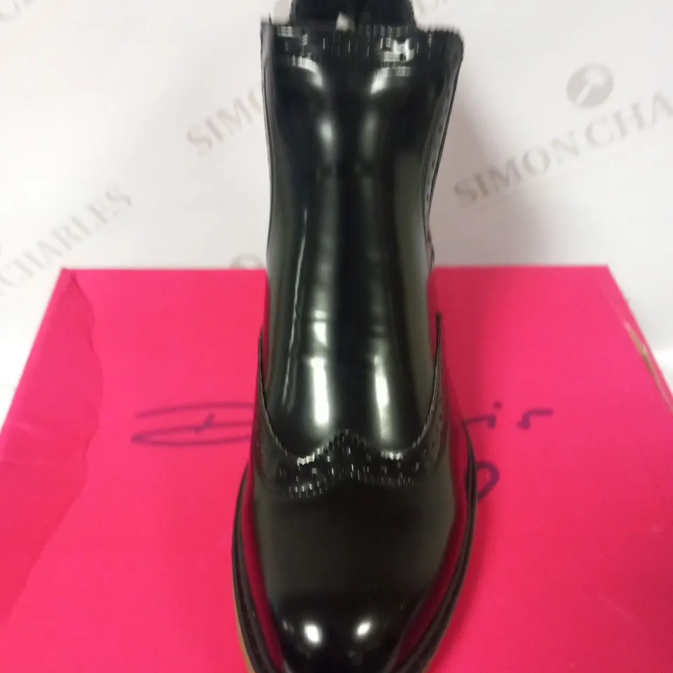 BOXED DOLCIS WIN LOVE BLACK BOX PU SIZE 7