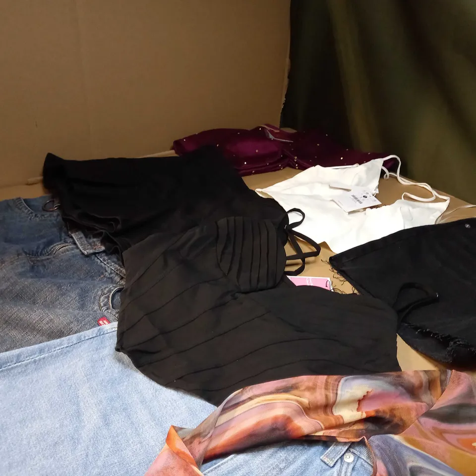 LOT OF APPROX 25 ASSORTED CLOTHING ITEMS VARYING IN SIZE/COLOUR/STYLE TO INCLUDE: TROUSERS, TOPS, DRESSES
