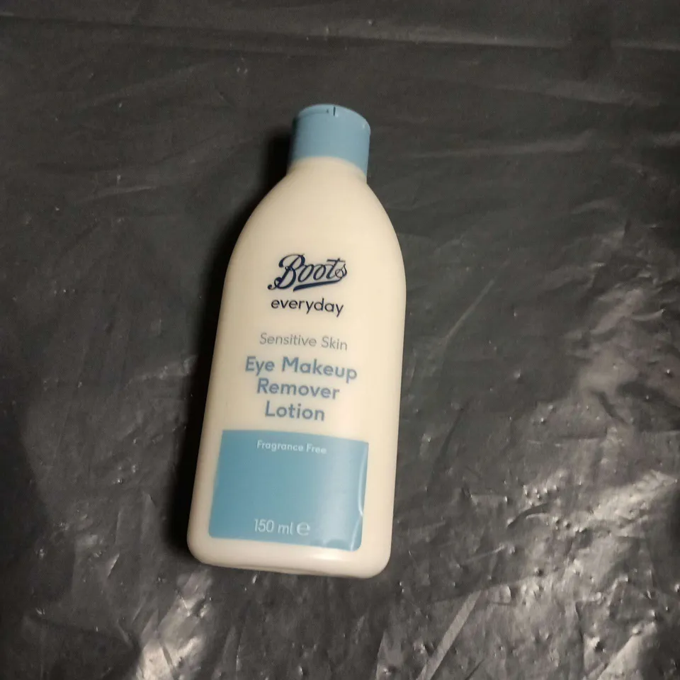 APPROXIMATELY 20 ASSORTED HEALTH AND BEAUTY ITEMS INCLUDING SANEX SHOWER GEL , BOOTS EYE MAKEUP REMOVER LOTION AND SOAP & GLORY ROLLERBALL FRAGRANCE 