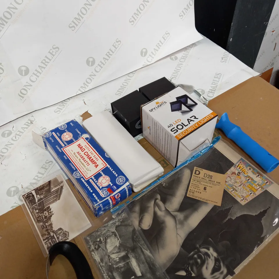 BOX OF ASSORTED HOUSEHOLD ITEMS TOO INCLUDE SOLAR LIGHTS AND VINTAGE PICTURES 