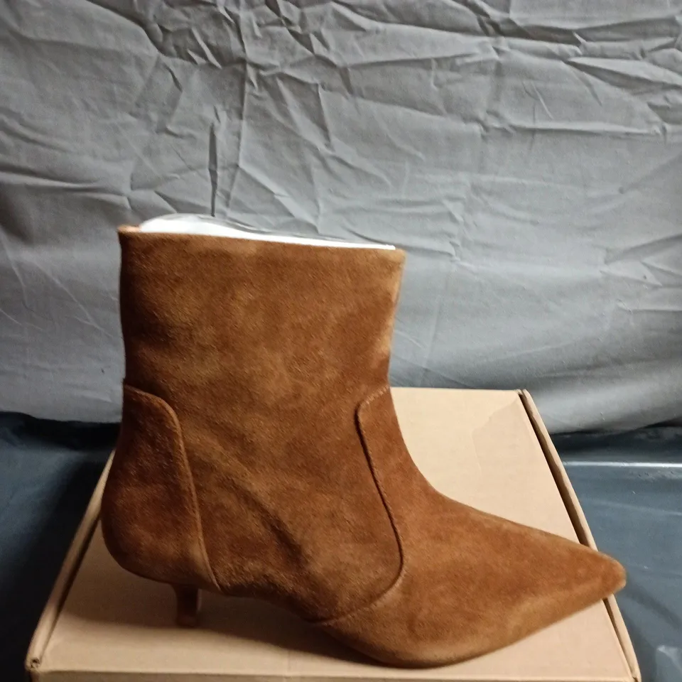 BOXED PAIR OF BODEN WOMEN'S BROWN SUEDE ANKLE BOOTS - SIZE 41