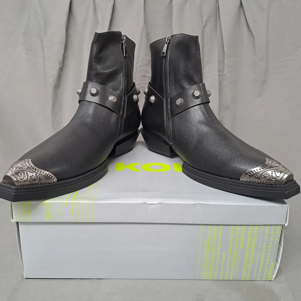BOXED PAIR OF KOI SOUL RENDER COWBOY BOOTS IN BLACK/SILVER EFFECT UK SIZE 12