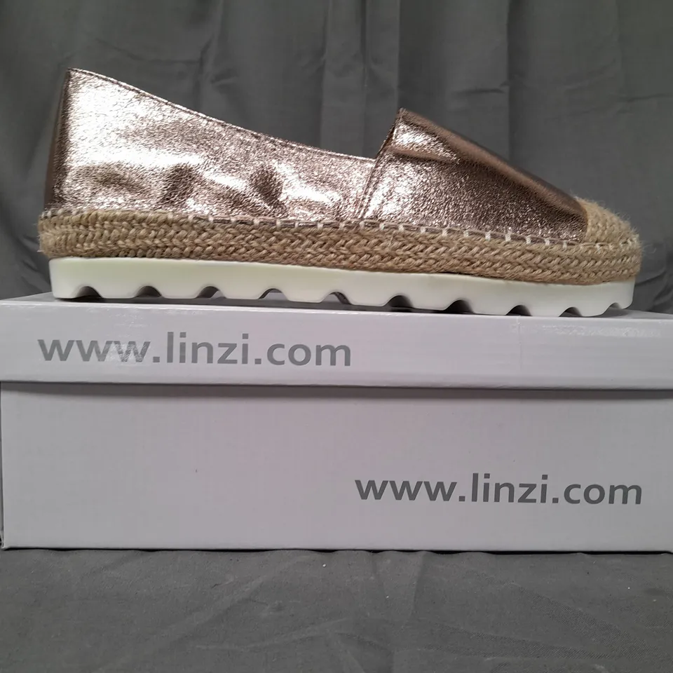 BOX OF APPROXIMATELY 10 BOXED PAIRS OF LINZI SLIP-ON SHOES IN ROSE GOLD - VARIOUS SIZES