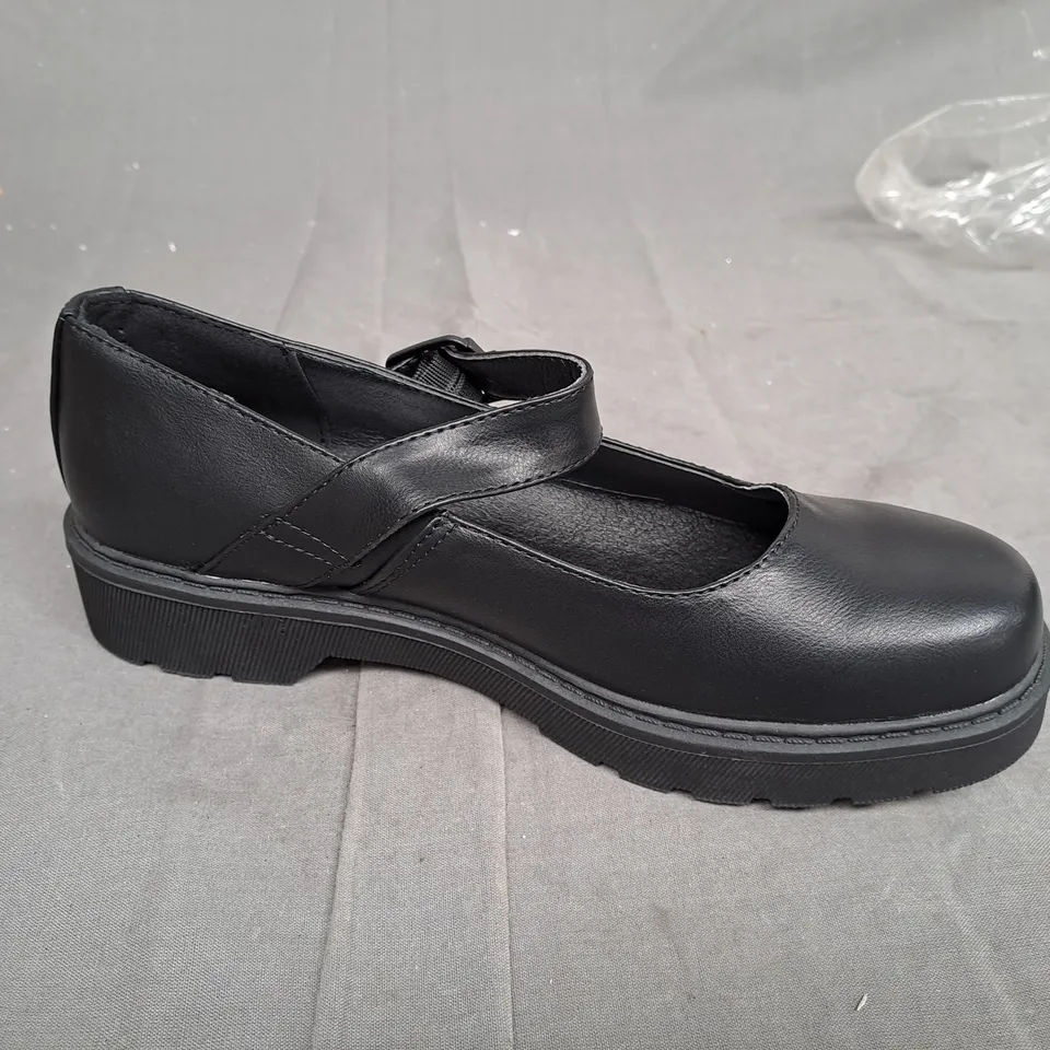 BOX OF APPROXIMATLY 10 BLACK LILLEY SHOE IN VARIOUS SIZES