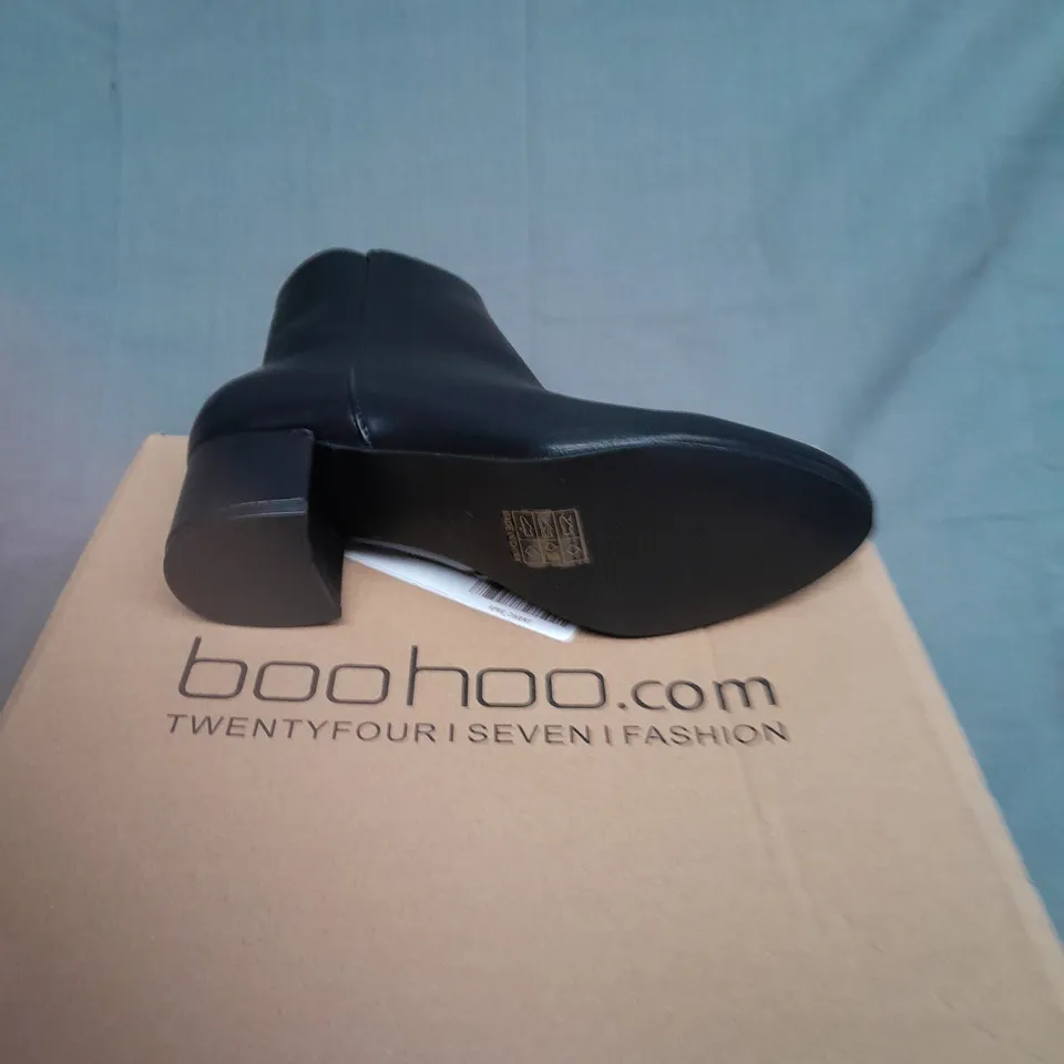 BOXED PAIR OF BOOHOOMAN BASIC BLOCK HEEL SHOE BOOT BLACK SIZE 4 