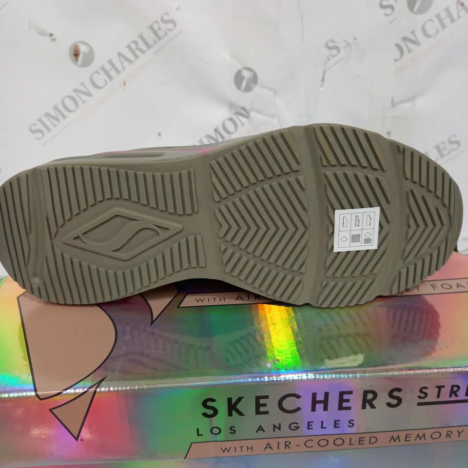 BOXED SKETCHERS STREET LOS ANGELES MEMORY FOAM SHOE IN KHAKI GREEN - SIZE 6