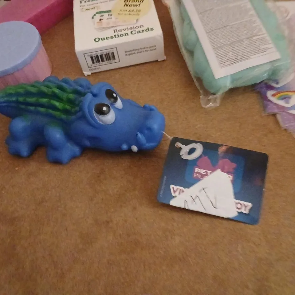 LARGE QUANTITY OF ASSORTED TOYS AND ACCESSORIES TO INCLUDE; CROCHET KIITS, GCSE EDEXCEL FRENCH VOCABULARY, NEE DOH GLOW AND STICKERS
