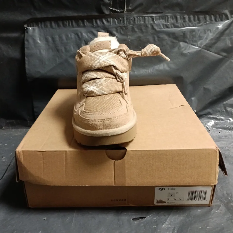 BOXED PAIR OF UGG LOWMEL SHOES IN SAND SIZE UK 5