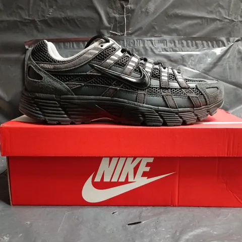 BOXED PAIR OF NIKE P-6000 TRAINERS IN ANTHRACITE/BLACK/CHROME SIZE UK 11
