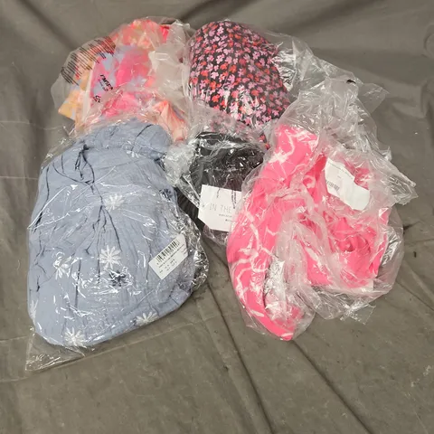 APPROXIMATELY 20 ASSORTED CLOTHING ITEMS IN VARIOUS STYLES AND SIZES 