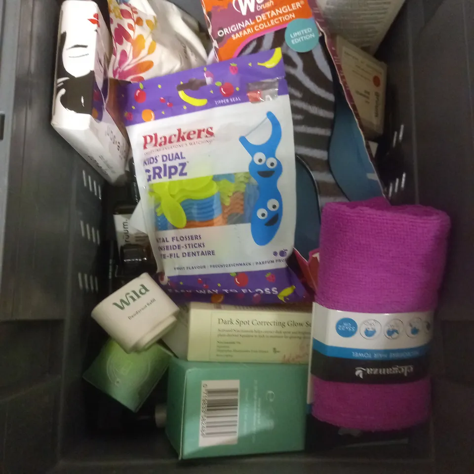 APPROXIMATELY 20 ASSORTED COSMETIC PRODUCTS TO INCLUDE - FAST SHAMPOO & CONDITIONER SAMPLES - RIMMEL MAXI BLUSH - JASON KIDS TOOTHPASTE - ETC 