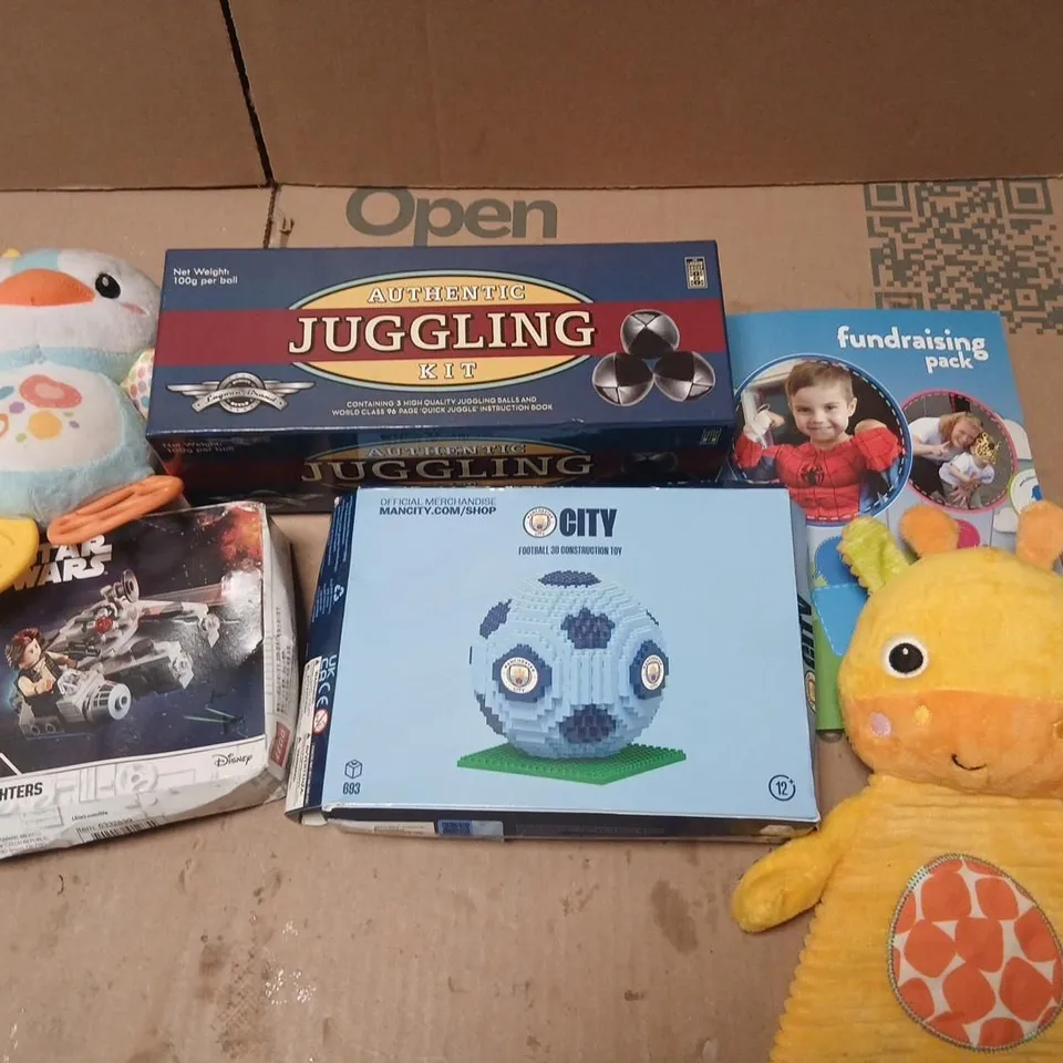LARGE QUANTITY OF ASSORTED TOYS AND ACCESSORIES TO INCLUDE; AUTHENTIC JUGGLING KIT, MANCHESTER CITY FOOTBALL 3D CONSTRUCTION TOY, LEGO STAR WARS AND SOFT TOYS